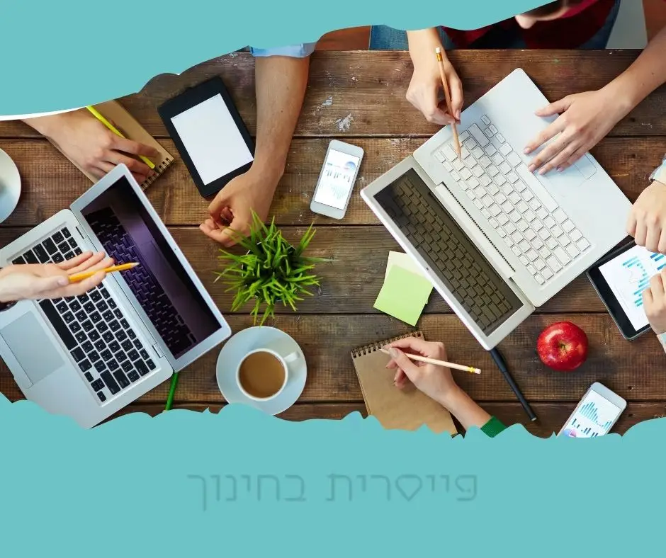 ידיים עובדות בסדנה עם לפטופים, באווירה חברית